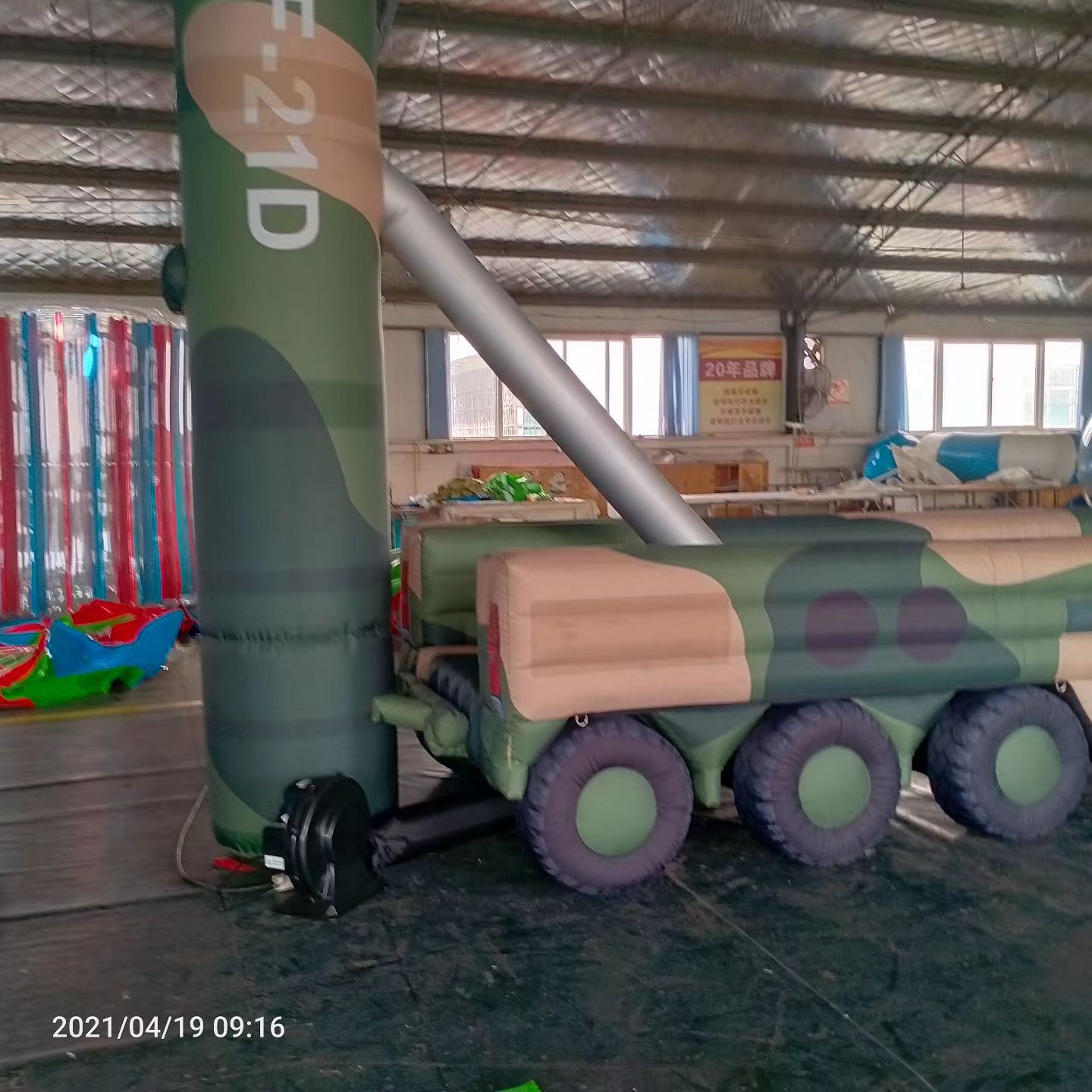 河间军事演习中的充气目标车辆：模拟发射车雷达车坦克飞机